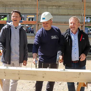 2025 05 15 Richtfest Kita Zöschen Nagel einschlagen WEB   hi