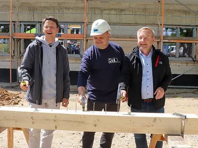 2025 05 15 Richtfest Kita Zöschen Nagel einschlagen WEB   hi