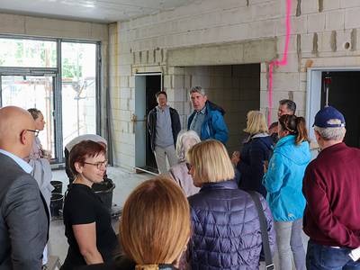 2025 05 15 Richtfest Kita Führung WEB   hi